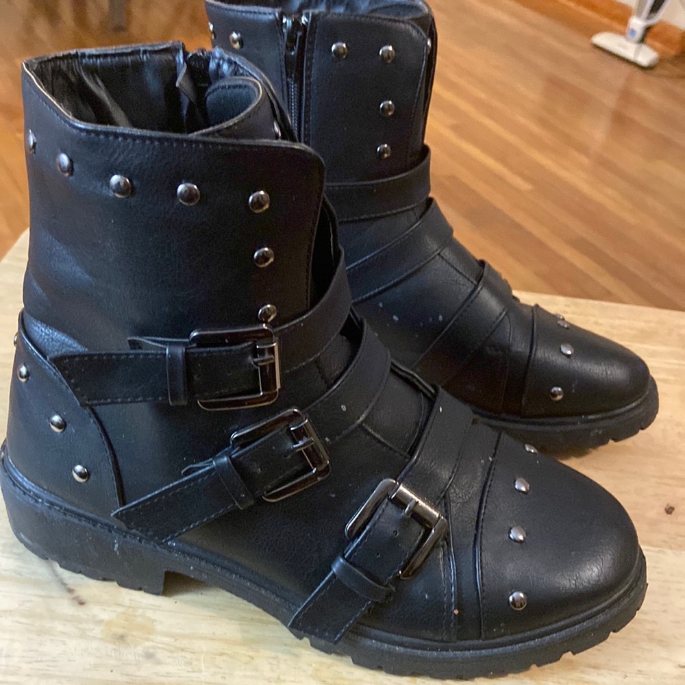 Soho color black low heels very comfortable
